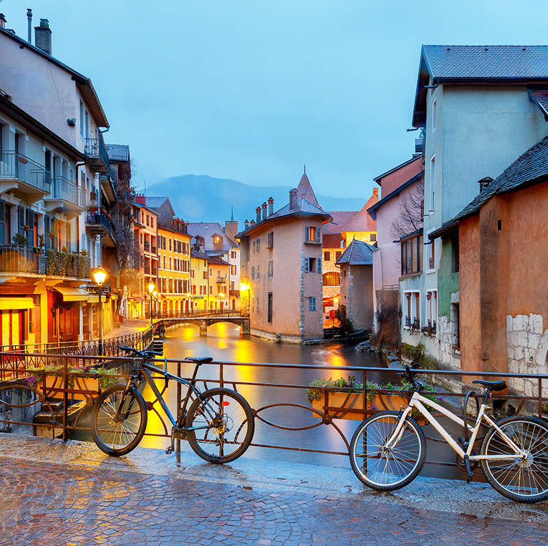 ballade vieille ville en vélo avec rose du lac location appartement annecy france