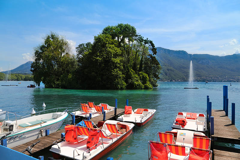 pédalo sur le lac annecy 74000 France rose du lac location appartement